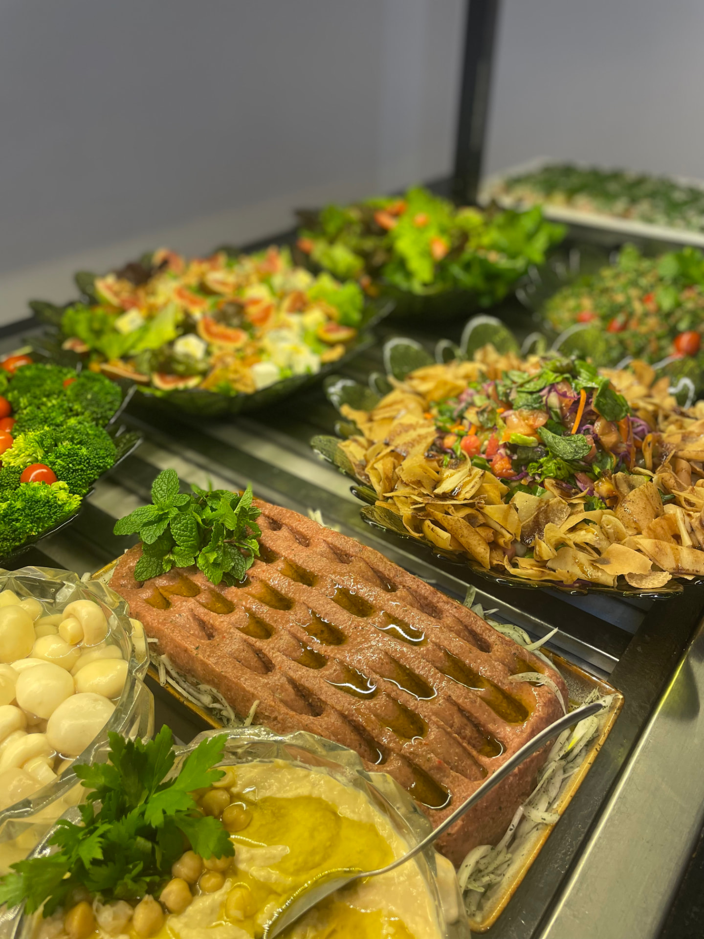 Buffet de almoço com pratos quentes árabes